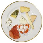 Choix-de-Fromages-mit-Herz-Tomaten-und-Bresaola