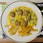 Fleischbaellchen-mit-Paprika-Erbsen-Bratkartoffeln
