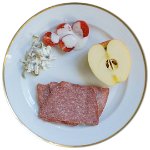 Mittagessen-Pumpernickel-Salami-Lauchsalat-Tomaten-Apfel